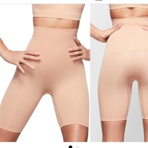 Core Control Mid Thigh Shorts
SKIMS